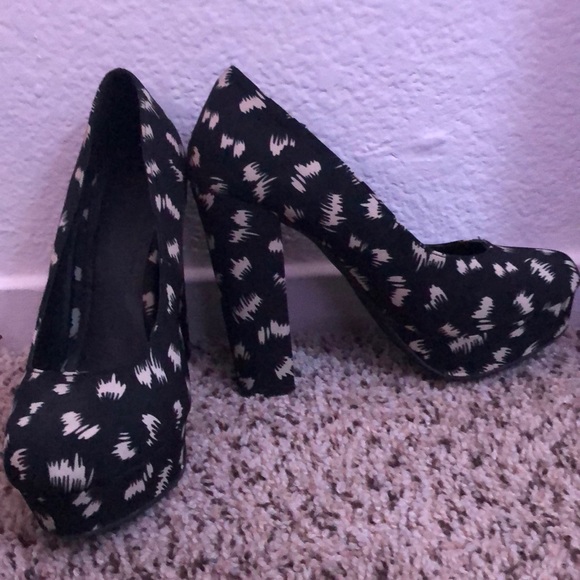 Patterned Platform Heels - Picture 2 of 3